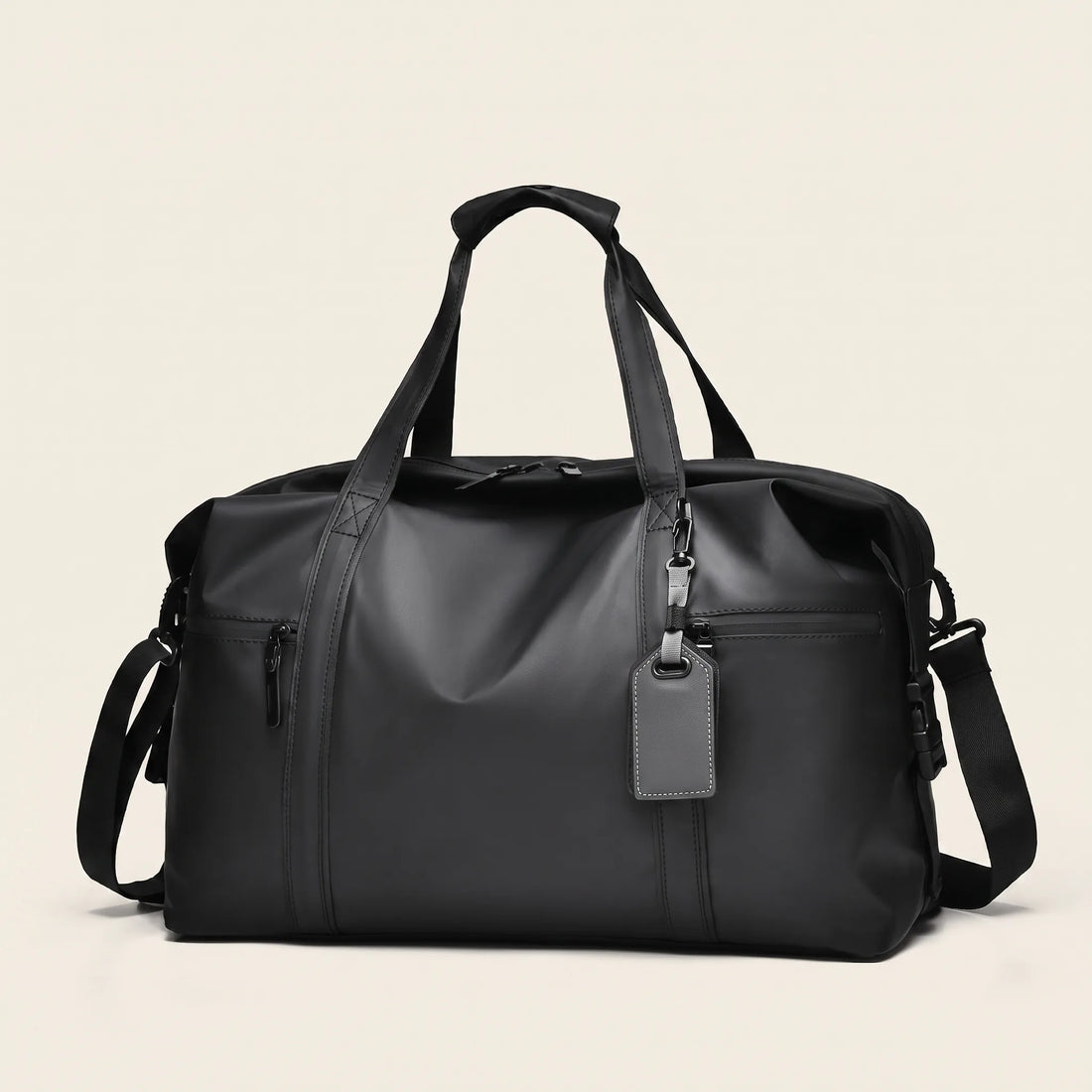Zwarte reistas handbagage DS Dark van Dutchsuitcase met schouderriem en bagagelabel, vooraanzicht