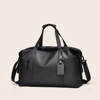 Zwarte DS Dark reistas 23 liter, compact handbagage formaat met voorvak en schouderriem, vooraanzicht
