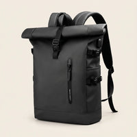 Zwarte rolltop rugzak DS Elevate van Dutchsuitcase met gespsluiting en USB-poort, driekwart vooraanzicht
