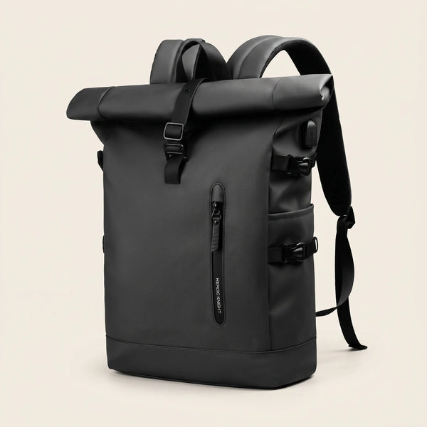 Zwarte rolltop rugzak DS Elevate van Dutchsuitcase met gespsluiting en USB-poort, driekwart vooraanzicht
