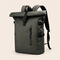 Olijfgroene DS Elevate rolltop rugzak met zwarte gespen, driekwart vooraanzicht, kleurvariant groen