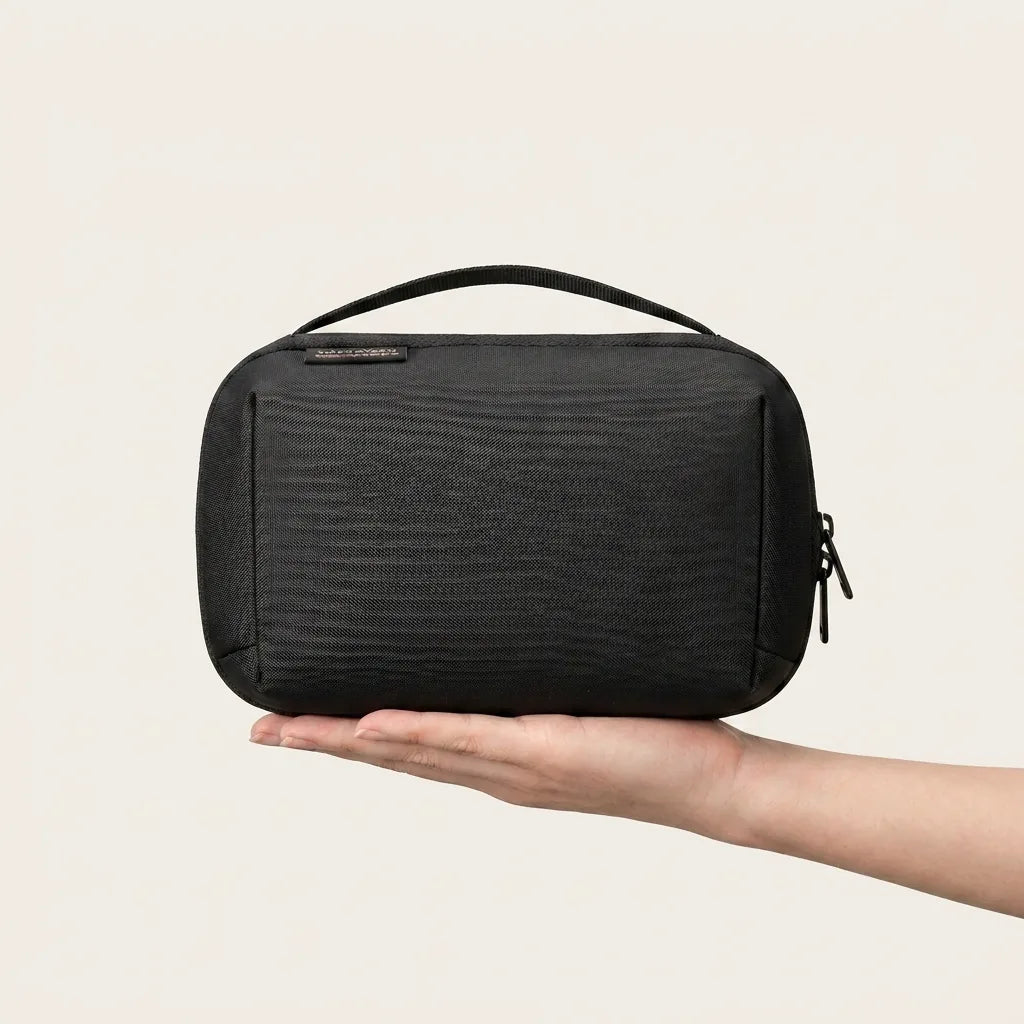 DS Tech elektronica organizer op een hand, toont het compacte formaat voor op reis
