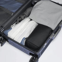 DS Tech organizer ingepakt in een handbagage koffer tussen kleding en sneakers
