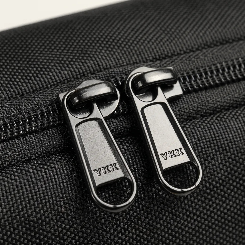 Macro van de YKK ritstrekkers op de zwarte DS Tech tech organizer, duurzame kwaliteit