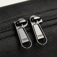Macro van de YKK ritstrekkers op de zwarte DS Tech tech organizer, duurzame kwaliteit