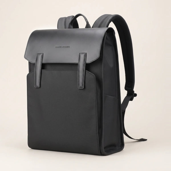 Zwarte zakelijke laptop rugzak DS Classic van Dutchsuitcase met magneetflap, driekwart vooraanzicht