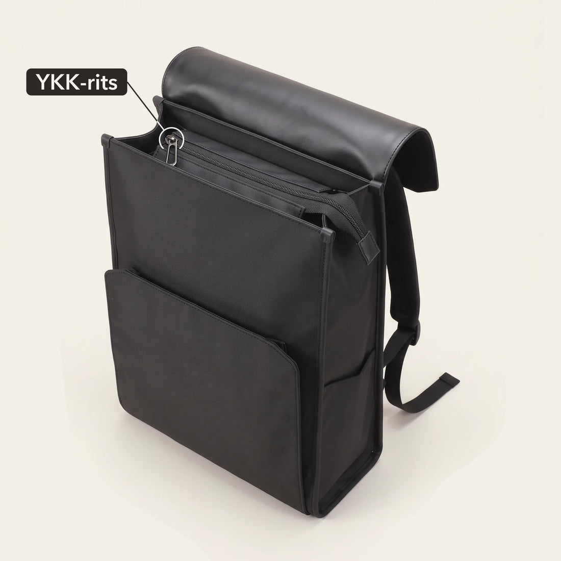 Zwarte DS Classic laptoprugzak met de magnetische klep naar achteren en de YKK-rits van het hoofdvak